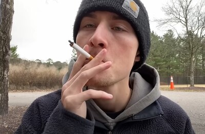 Лечение зависимости от табакокурения в Муроме Мужчина с сигаретой делает затяжку