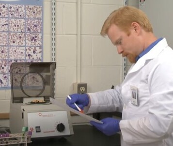 Клиника лечения наркозависимости в Муроме Врач в кабинете клиники